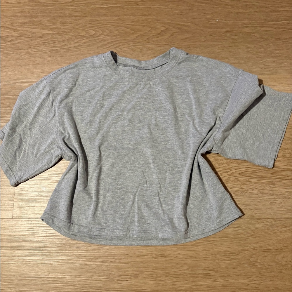 Amazon Gray Short Sleeve Women's Tee
